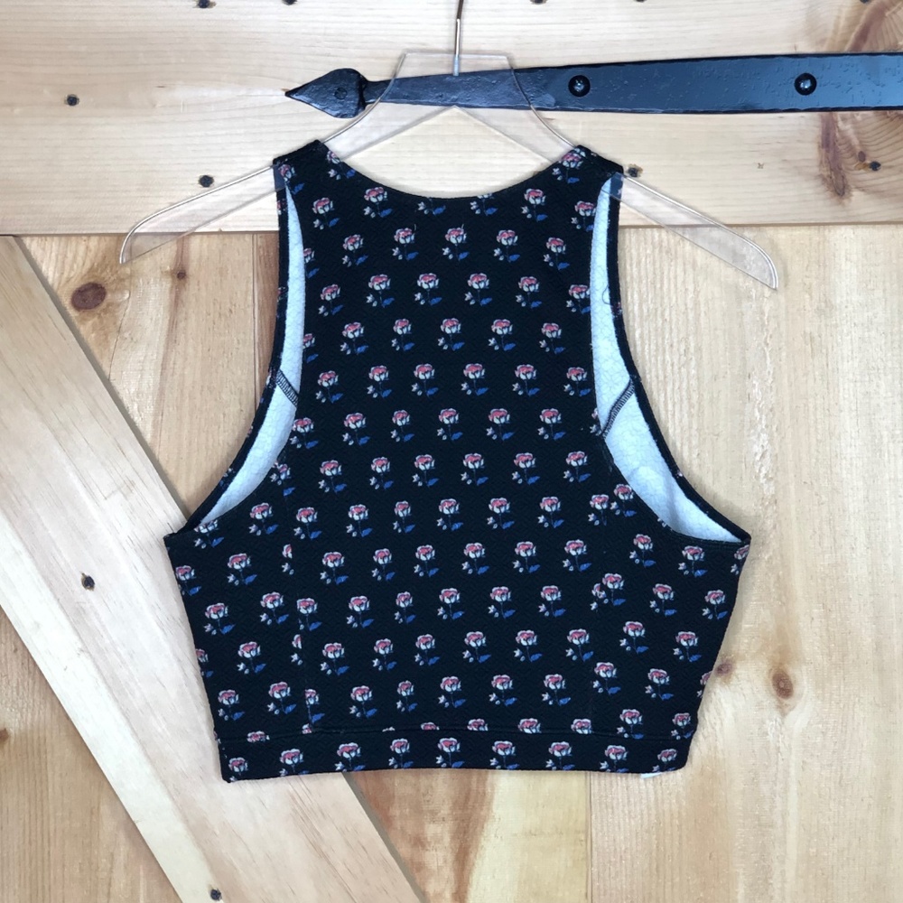 holister | knit crop top in black floral - Picture 4 of 5